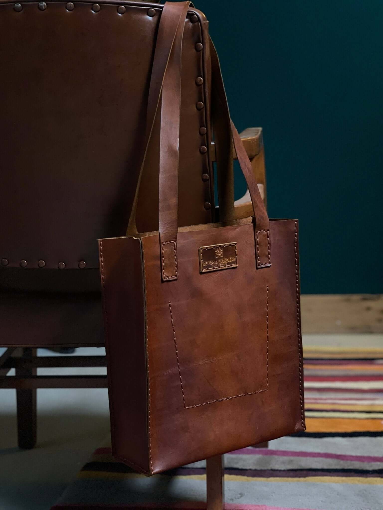 Leather Tote Bag – Handcrafted Full Grain Leather from Ecuador | Timeless design for everyday adventures. Hand‑stitched in small batches in the highlands of Ecuador, this tote is crafted from full grain leather — celebrated for its durability, natural tex