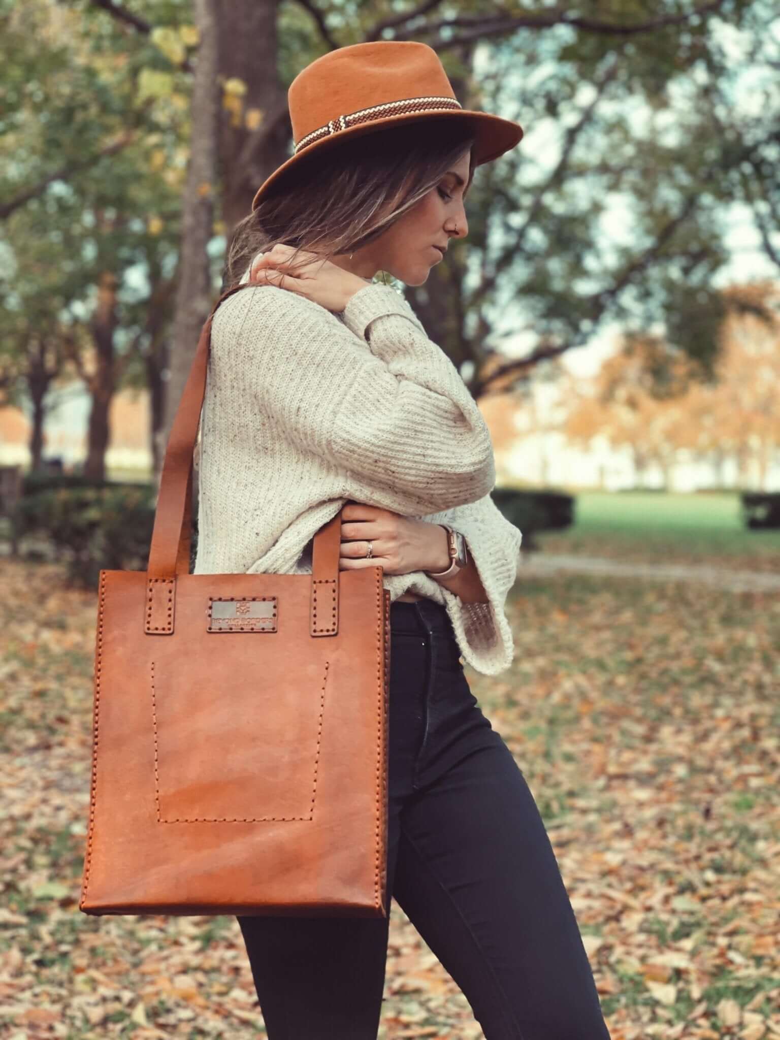 Leather Tote Bag – Handcrafted Full Grain Leather from Ecuador | Timeless design for everyday adventures. Hand‑stitched in small batches in the highlands of Ecuador, this tote is crafted from full grain leather — celebrated for its durability, natural tex