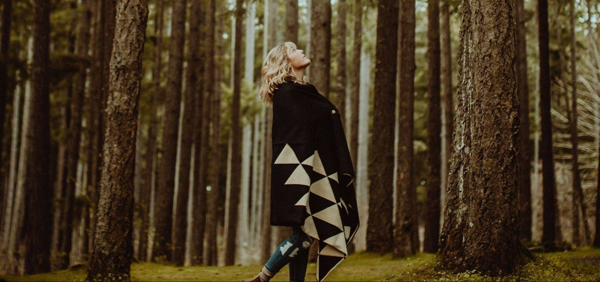 Nevado Blanket - Natural / Black | Named after the snow-capped volcanoes of the Ecuadorian Andes, the Nevado Blanket is part of our Wasi Monochrome Collection, inspired by the mystery and majesty of Ecuador’s landscapes. Its minimalist, monochromatic desi