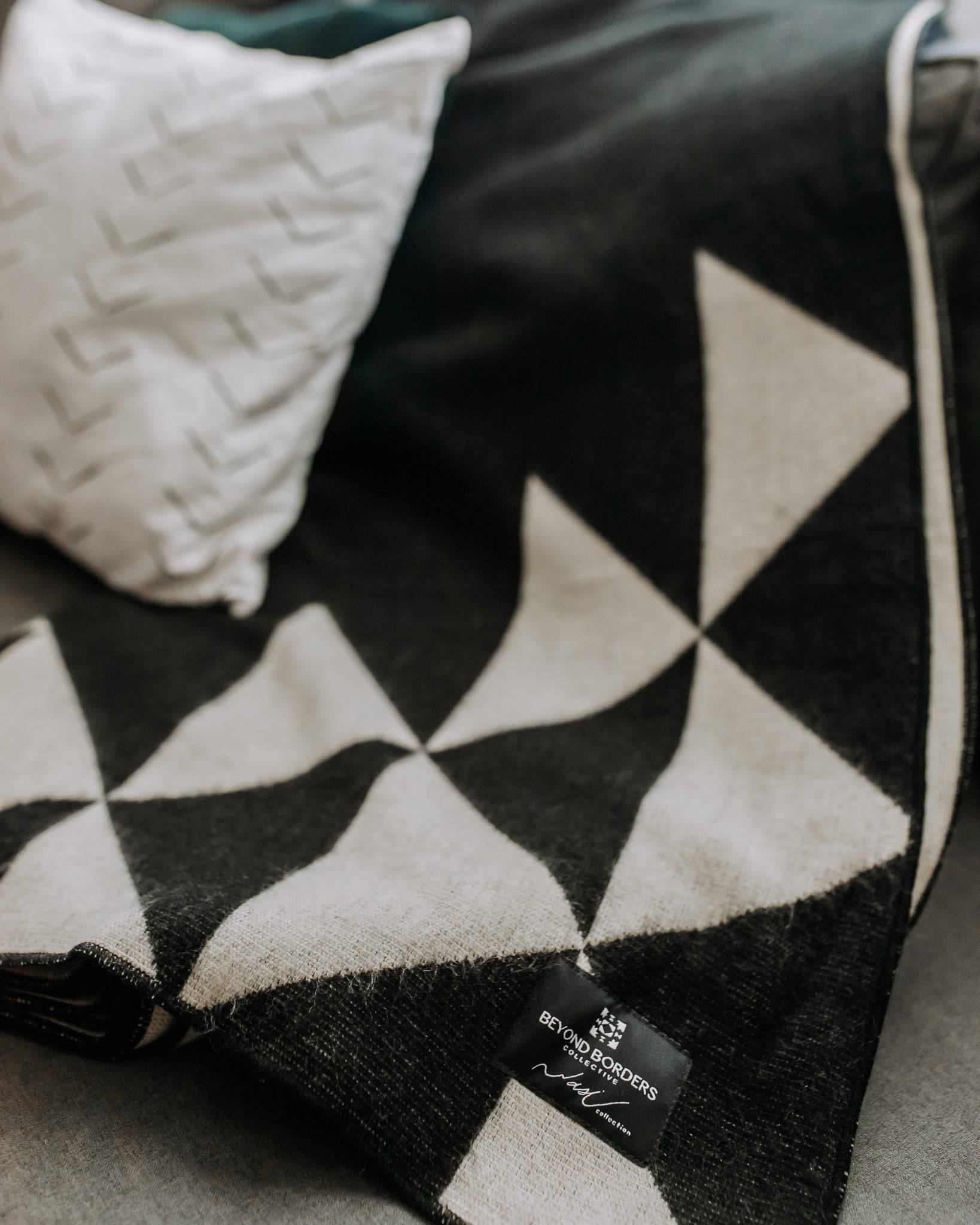 Nevado Blanket - Natural / Black - Off Leash Designs